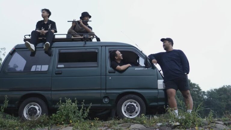 “Beranda Rumah: Menghadirkan Nostalgia Melalui Single Terbaru “Kelabu” – Simak Perjalanan Emosional Mereka”