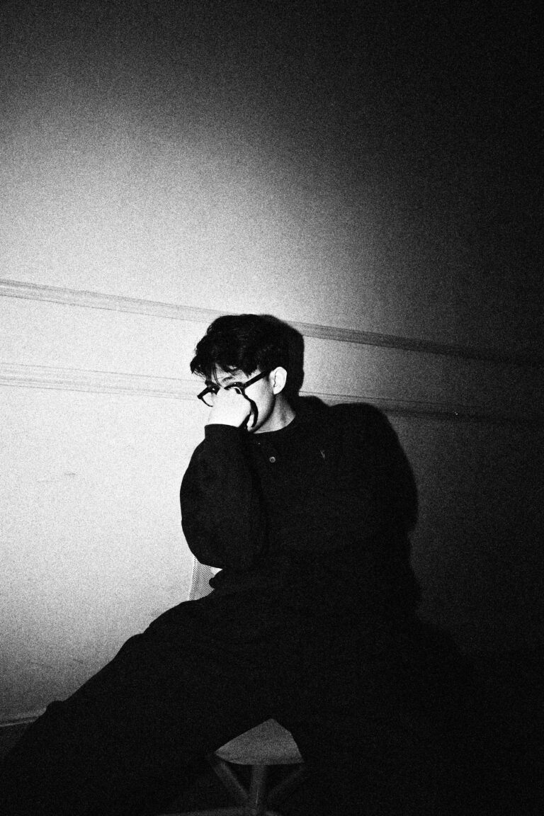 Menggali Keunikan Album Debut SOLITUDE dari NICOLAUS Perjalanan Emosional Melalui Musik yang Menyentuh